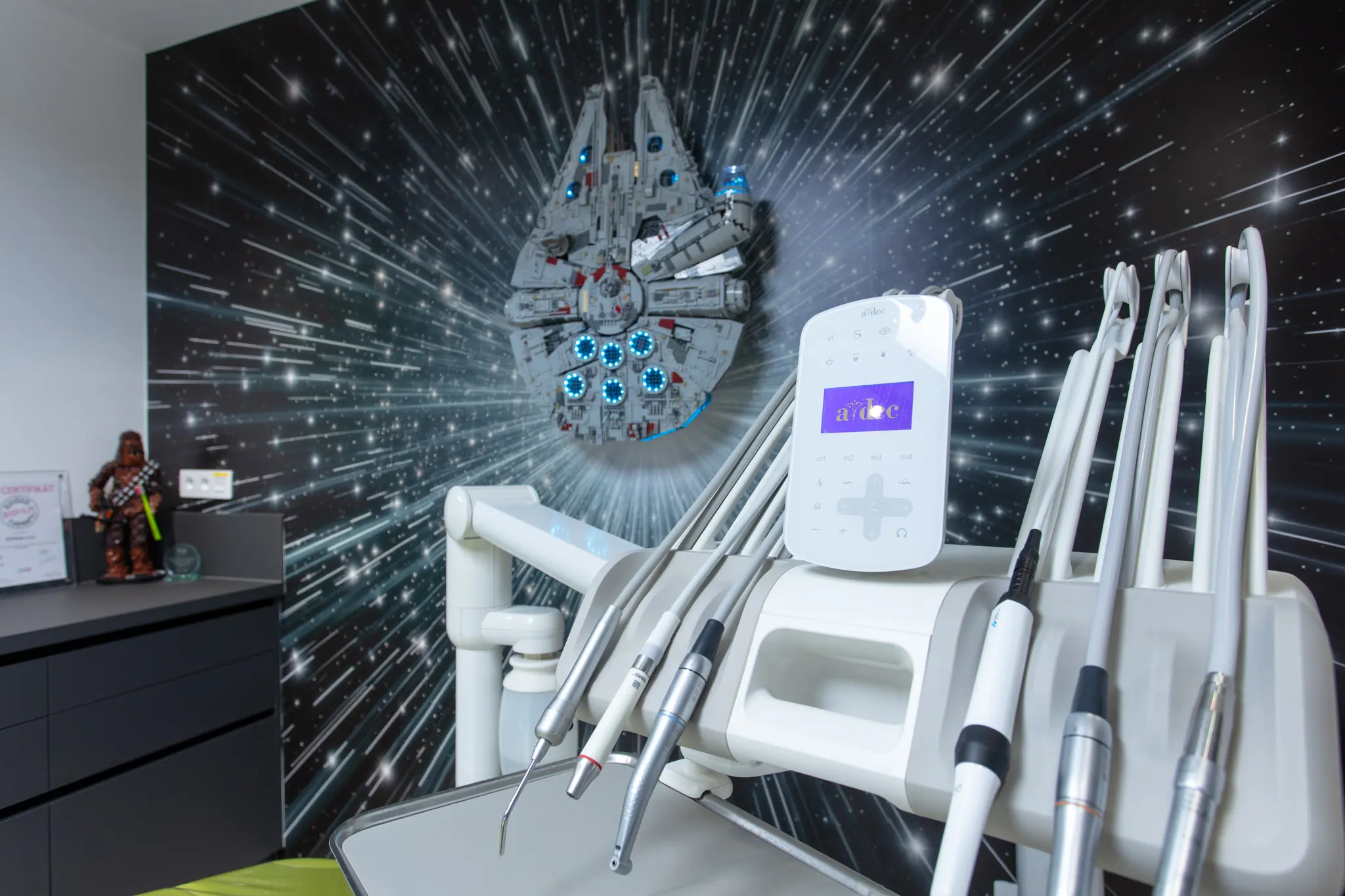 Millennium Falcon nad zubárskym kreslom EFDENT
